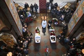 Церемония прощания с погибшими журналисткой и оператором телеканала FreeДом Еленой Губановой и Евгением Кармазиным в Киеве