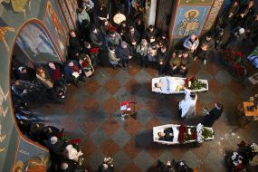 Церемония прощания с погибшими журналисткой и оператором телеканала FreeДом Еленой Губановой и Евгением Кармазиным в Киеве