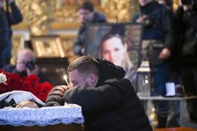 Церемония прощания с погибшими журналисткой и оператором телеканала FreeДом Еленой Губановой и Евгением Кармазиным в Киеве