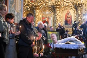 Церемония прощания с погибшими журналисткой и оператором телеканала FreeДом Еленой Губановой и Евгением Кармазиным в Киеве