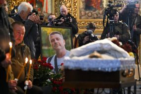 Церемония прощания с погибшими журналисткой и оператором телеканала FreeДом Еленой Губановой и Евгением Кармазиным в Киеве