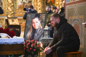 Церемония прощания с погибшими журналисткой и оператором телеканала FreeДом Еленой Губановой и Евгением Кармазиным в Киеве