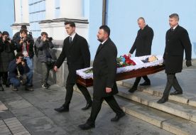 Церемония прощания с погибшими журналисткой и оператором телеканала FreeДом Еленой Губановой и Евгением Кармазиным в Киеве