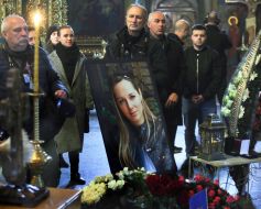 Церемония прощания с погибшими журналисткой и оператором телеканала FreeДом Еленой Губановой и Евгением Кармазиным в Киеве