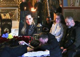 Церемония прощания с погибшими журналисткой и оператором телеканала FreeДом Еленой Губановой и Евгением Кармазиным в Киеве