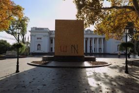 Пам'ятник Пушкіну закрили фанерою в Одесі