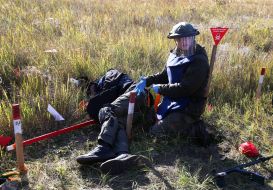 Applying a tourniquet after a simulated wound caused by an explosive device