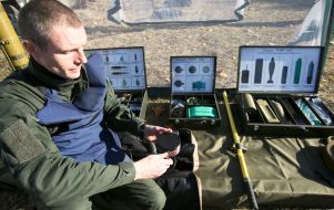Demonstration of samples of enemy explosive devices and ammunition