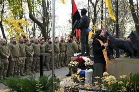 Участники Молебня и церемонии почтения памяти Дмитрия Коцюбайла на Аскольдовой могиле в Киеве