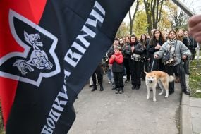 Участники Молебня и церемонии почтения памяти Дмитрия Коцюбайла на Аскольдовой могиле в Киеве