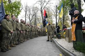 Участники Молебня и церемонии почтения памяти Дмитрия Коцюбайла на Аскольдовой могиле в Киеве