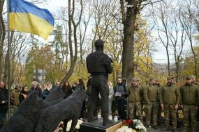 Участники Молебня и церемонии почтения памяти Дмитрия Коцюбайла на Аскольдовой могиле в Киеве