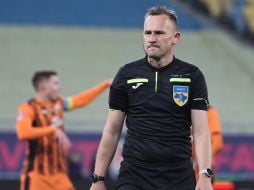 Referee Vitaliy Romanov