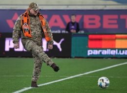 Военный делает символический удар по мячу