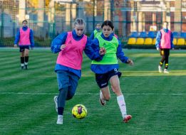 Тренировка юных футболисток в рамках всеукраинского проекта "Виклик до мрії" в Ужгороде
