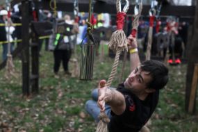 Участники «Дикой Гонки Осень 2025» преодолевают дистанцию ​​на Венецианском острове в Киеве