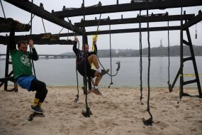 Участники «Дикой Гонки Осень 2025» преодолевают дистанцию ​​на Венецианском острове в Киеве