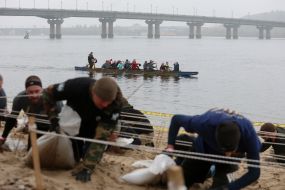 Участники «Дикой Гонки Осень 2025» преодолевают дистанцию ​​на Венецианском острове в Киеве