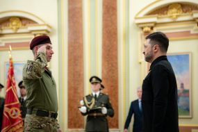 Президент України Володимир Зеленський привітав воїнів Десантно-штурмових військ ЗСУ з професійним святом і відзначив їх державними нагородами в Києві