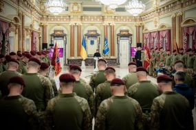 Президент України Володимир Зеленський привітав воїнів Десантно-штурмових військ ЗСУ з професійним святом і відзначив їх державними нагородами в Києві