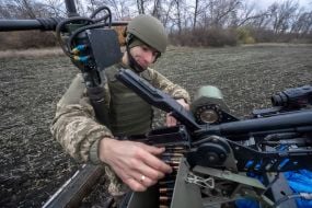 Военнослужащий противовоздушной обороны возле автоматизированного огневого комплекса «Железное облако» в Харьковской области