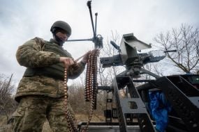 Военнослужащий противовоздушной обороны возле автоматизированного огневого комплекса «Железное облако» в Харьковской области
