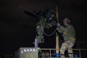 Військовослужбовець вогневої групи штурмового полку «Цунамі» бригади національної поліції «Лють» захищає повітряний простір над Одесою