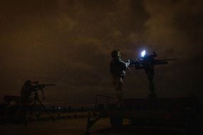 Військовослужбовець вогневої групи штурмового полку «Цунамі» бригади національної поліції «Лють» захищає повітряний простір над Одесою