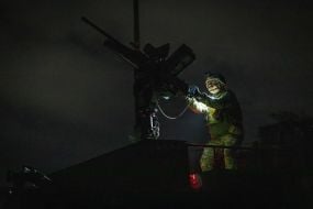 Військовослужбовець вогневої групи штурмового полку «Цунамі» бригади національної поліції «Лють» захищає повітряний простір над Одесою