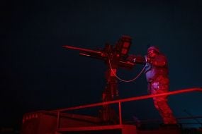 Військовослужбовець вогневої групи штурмового полку «Цунамі» бригади національної поліції «Лють» захищає повітряний простір над Одесою