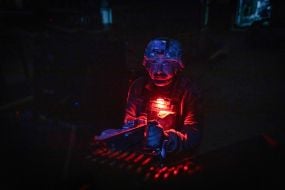 Військовослужбовець вогневої групи штурмового полку «Цунамі» бригади національної поліції «Лють» захищає повітряний простір над Одесою