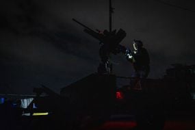 Військовослужбовець вогневої групи штурмового полку «Цунамі» бригади національної поліції «Лють» захищає повітряний простір над Одесою