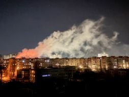 Дым в небе над жилыми домами после ночной атаки российской федерации в Оболонском районе Киева