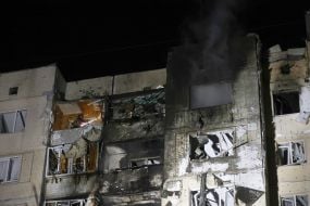 Напівзруйнований та обгорілий фасад житлового будинку  після нічної атаки російської федерації в Оболонському районі міста Києва