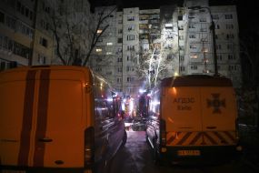 Напівзруйнований та обгорілий фасад житлового будинку  після нічної атаки російської федерації в Оболонському районі міста Києва