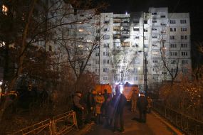 Напівзруйнований та обгорілий фасад житлового будинку  після нічної атаки російської федерації в Оболонському районі міста Києва