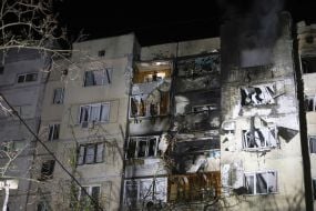 Напівзруйнований та обгорілий фасад житлового будинку  після нічної атаки російської федерації в Оболонському районі міста Києва