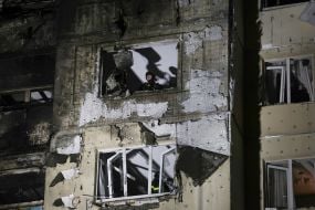 Напівзруйнований та обгорілий фасад житлового будинку  після нічної атаки російської федерації в Оболонському районі міста Києва