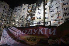 Напівзруйнований та обгорілий фасад житлового будинку  після нічної атаки російської федерації в Оболонському районі міста Києва