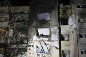 Напівзруйнований та обгорілий фасад житлового будинку  після нічної атаки російської федерації в Оболонському районі міста Києва