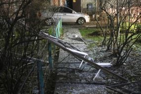 Виламані віконні рами на доріжці біля житлового будинку після нічної атаки російської федерації в Оболонському районі міста Києва