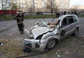 Знищений автомобіль після нічної атаки російської федерації у Святошинському районі міста Києва