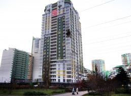 Напівзруйнований та обгорілий фасад житлового будинку  після нічної атаки російської федерації  в Подільському районі міста Києва