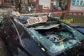 Знищений автомобіль після нічної атаки російської федерації у Святошинському районі міста Києва