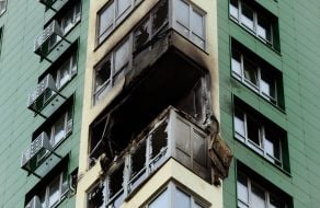 Напівзруйнований та обгорілий фасад житлового будинку  після нічної атаки російської федерації  в Подільському районі міста Києва