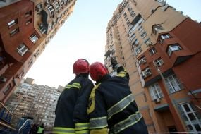 Рятувальники ліквідують наслідки нічної атаки російської федерації у Святошинському районі міста Києва