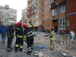 Рятувальники ліквідують наслідки нічної атаки російської федерації у Святошинському районі міста Києва