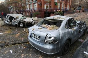 Знищені автомобілі після нічної атаки російської федерації у Святошинському районі міста Києва