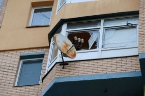 Вибите скло у вікнах на балконі житлового будинку  після нічної атаки російської федерації у Святошинському районі міста Києва