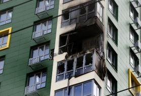 Напівзруйнований та обгорілий фасад житлового будинку  після нічної атаки російської федерації  в Подільському районі міста Києва